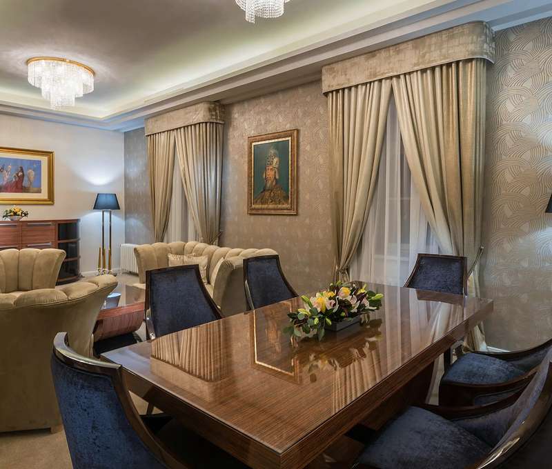 Zrekonstruovaný hotel ROYAL PALACE***** je zařízen ve stylu art deco a patří k nejluxusnějším