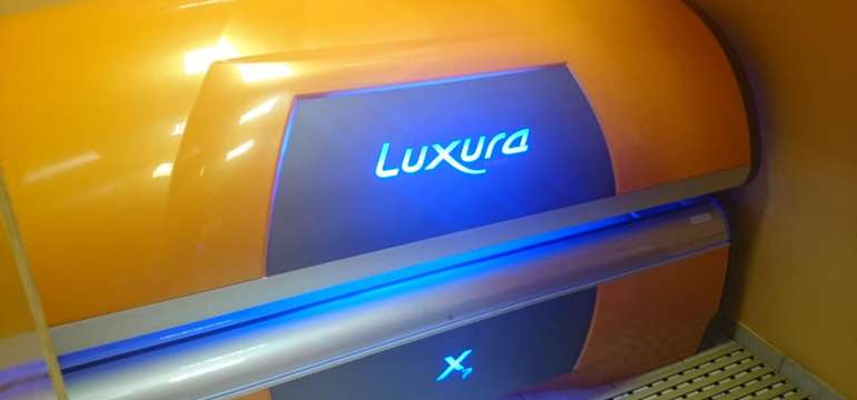 Vertikálne solárium LUXURA V5 s VibraSystémom