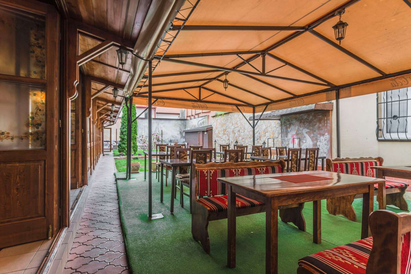 Veľký 1,5 kg indický tanier pre 2 osoby v autentickej reštaurácii Little India Košice