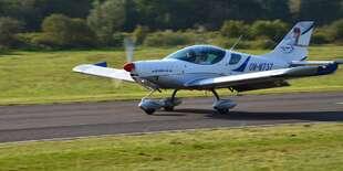 Let športovým lietadlom s možnosťou pilotovania
