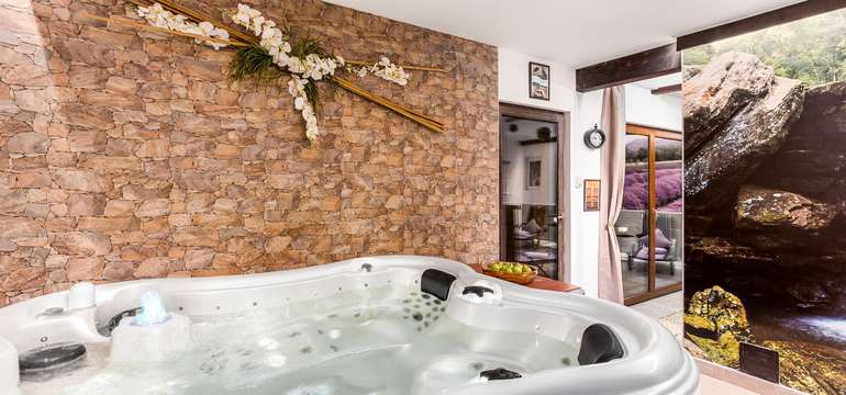 Voňavý wellness s vířivkou, saunami, sluneční oddechovou zónou a krbem