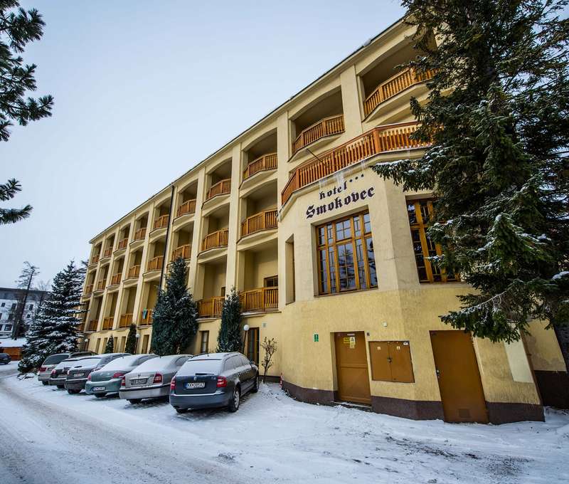 Hotel Smokovec*** leží v centre mesta, pri lanovke na Hrebienok a zastávke TEŽ