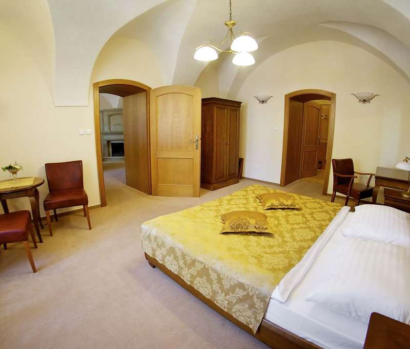Romantické apartmány de Luxe sú vybavené štýlovým nábytkom a luxusnými kúpeľňami s vaňou