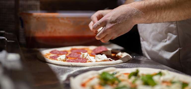 Akákoľvek pizza 1+1 zadarmo alebo MINI sladké a slané pečivo so sebou v ŠancElizé na Šancovej