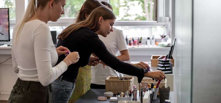 Celodenné kurzy líčenia v KIWI academy