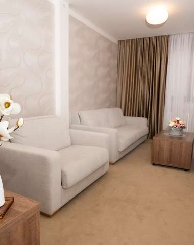Apartmán s obývačkou, spálňou a predsieňou s kuchynkou