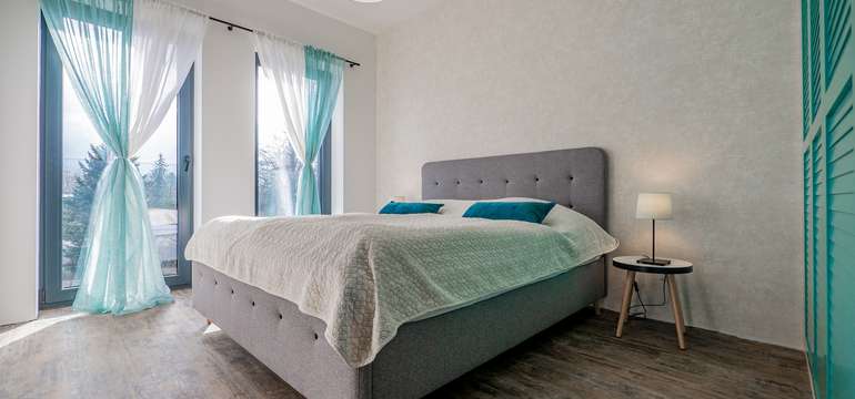 Priestranná spálňa v apartmáne