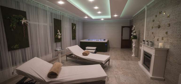 Relax zóna s jacuzzi, infra saunou a odpočivárňou s krbom