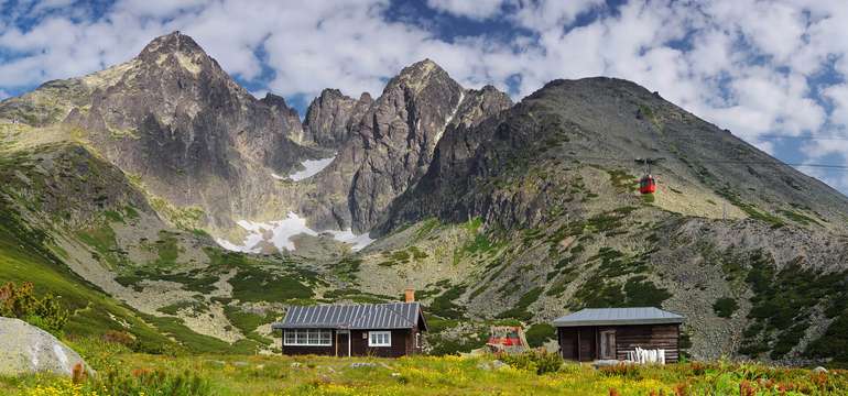 V okolí je množstvo možností na turistiku a rôzne iné aktivity