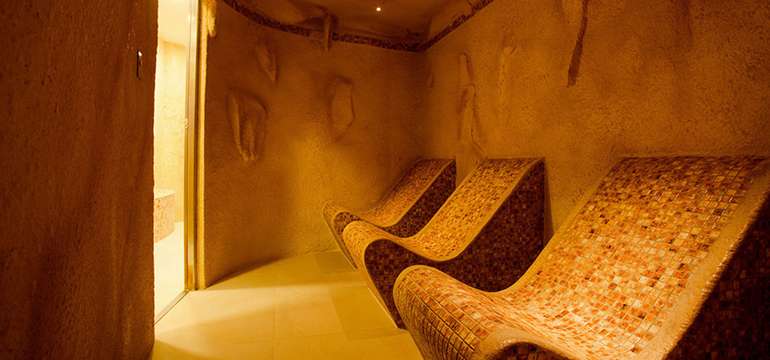 Bazén s morskou vodou, sauna, jakuzzi, mramorové termické lehátko aj iné príjemnosti