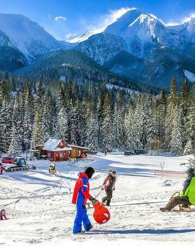 Bezplatné parkovisko je priamo pri zjazdovke v Ski Monkova dolina