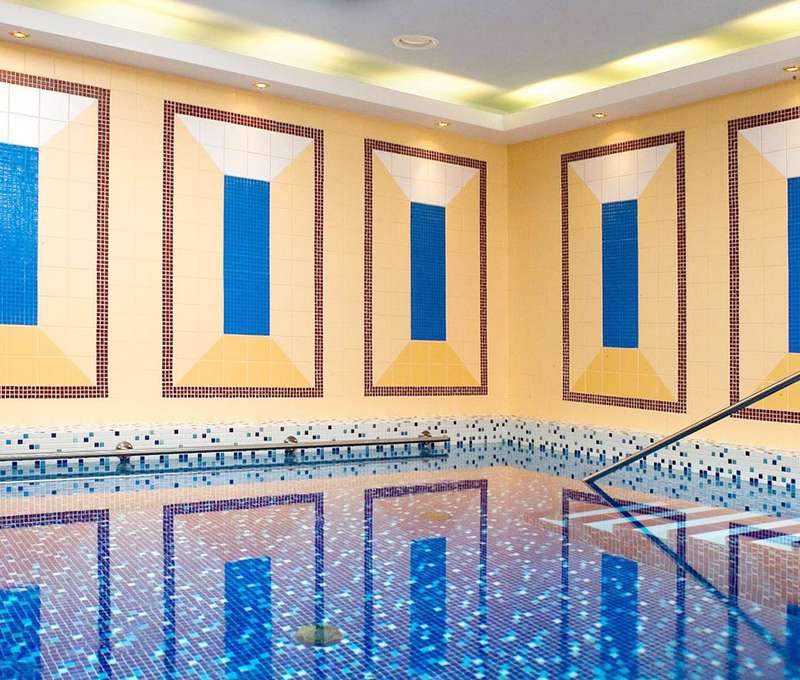 Hotelové wellness zahrnuje kromě bazénu také saunu a fitness zónu