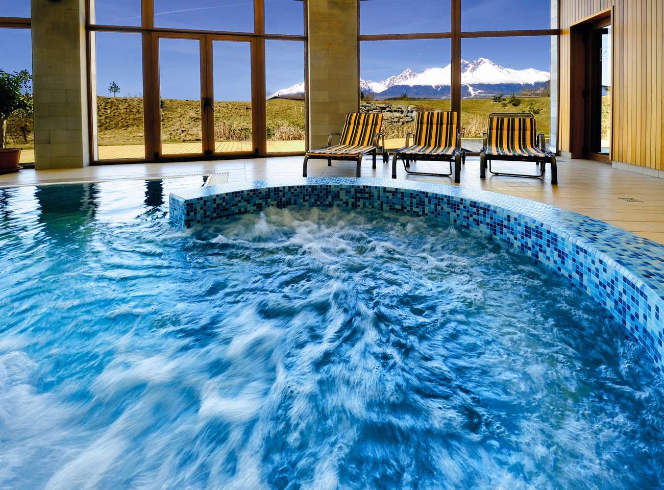 Vstup do wellness a romantická 5-chodová večera s fľašou prosecca v Hoteli International****