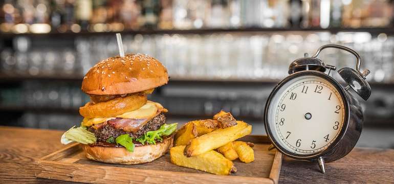 BBQ Burger s hranolkami a omáčkou