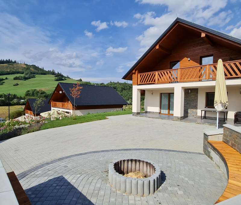 Pred chatou Krušetnica je terasa s ohniskom a parkovanie pre 3 autá