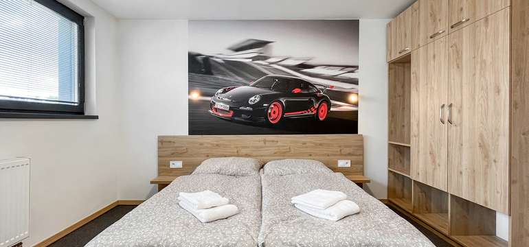 Pobyt v Double Red Cars Hotel***