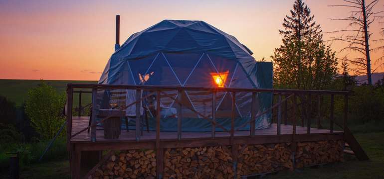 Glamping Liptov - zážitkové ubytovanie s výhľadmi na Kriváň priamo z postele