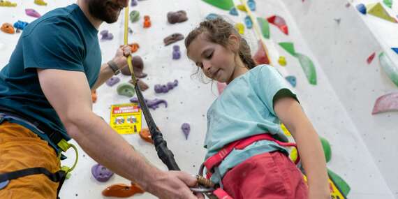 Lezecký zážitok s komplet výstrojom a inštruktorom na Lezeckej stene K2-Bratislava pre dvoch či celú rodinu/Bratislava – Ružinov