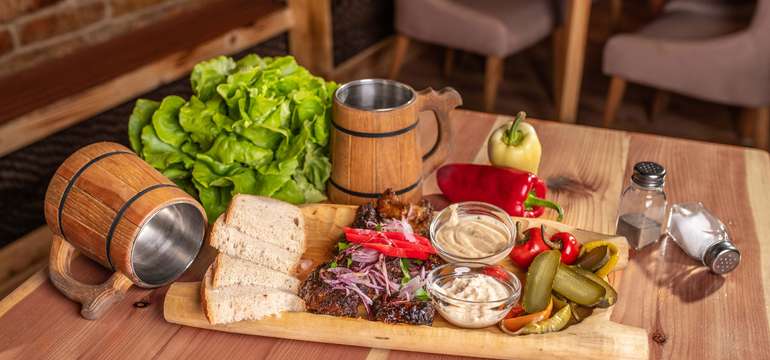Pečené bravčové rebrá na mede marinované v čiernom pive (500 g)