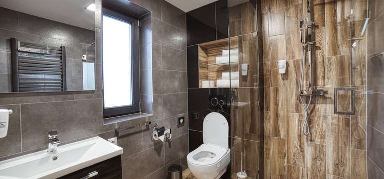 WC so sprchovacím kútom a bidetom