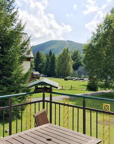 Hotel je obklopen prostornou klidnou zahradou