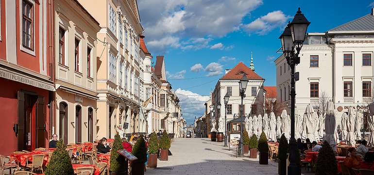 Pár kroků od apartmánů Főtér se nachází množství kaváren