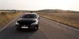 Zažite jazdu, akú ste ešte nezažili na Tesle v modeli S 90D
