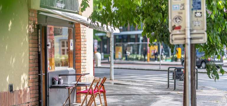 Burger Bar sa nachádza na rohu Továrenskej