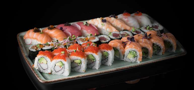 Sushi Mustsu a welcome drink 1dl saké pre 4 osoby 