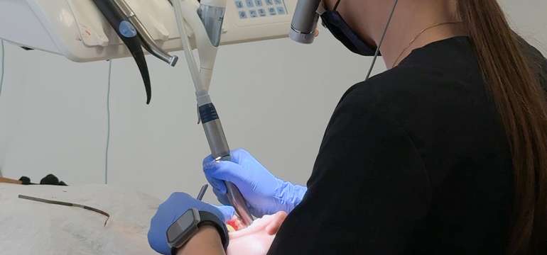 Dentálna hygiena alebo profesionálne bielenie v BL:K Dental Clinic