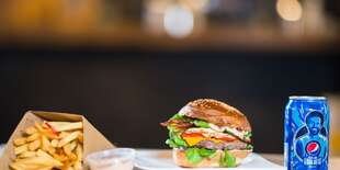 Stanica burger s hranolkami a Pepsi alebo Mirindou so sebou \"take away\"