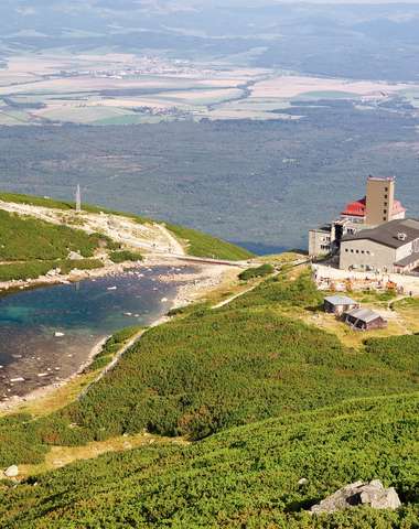 Svou polohou pouhých 400 m od lanovek na Skalnaté pleso je ideální volbou pro milovníky sportu