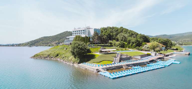 Hotel Eurobus sa nachádza v centre rekreačnej oblasti Zemplínska šírava