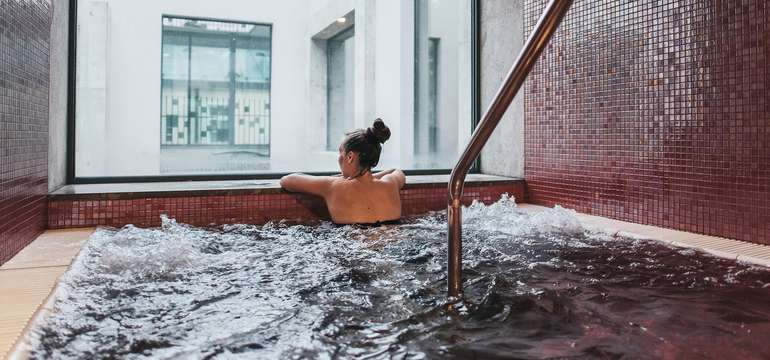 4 vnitřní masážní bazény s teplotou 35 °C