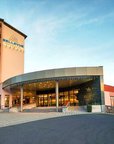 GRAND HOTEL BELLEVUE**** sa nachádza v centre Vysokých Tatier  v nadmorskej výške 1010 m
