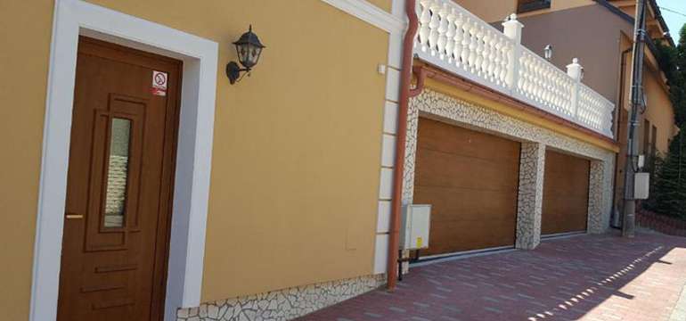 Vchod do Pezniónu Galéria