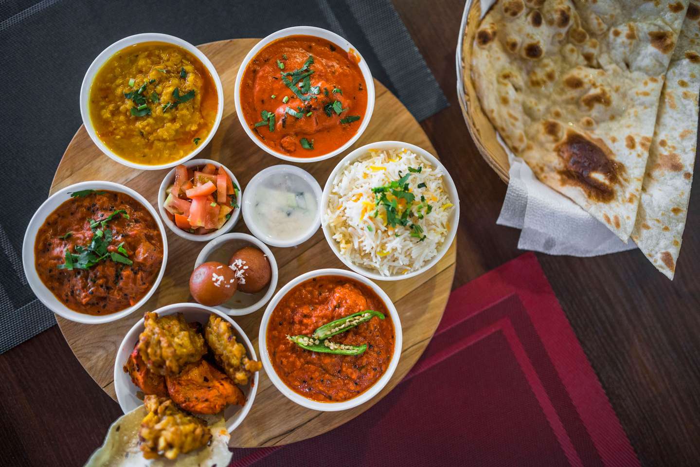 Veľký 1,5 kg indický tanier pre 2 osoby v autentickej reštaurácii Little India Košice