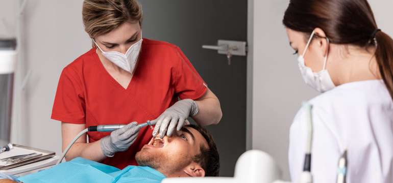 Dentálna hygiena, bielenie zubov a poukážka na neviditeľný zubný strojček na zubnej klinike KLOSTERM