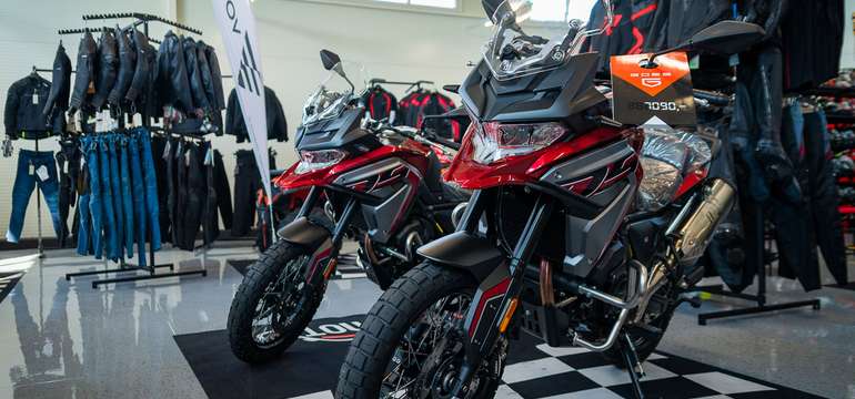 V showroome nájdete aj motorky na predaj a ďalšie motorkárske vybavenie