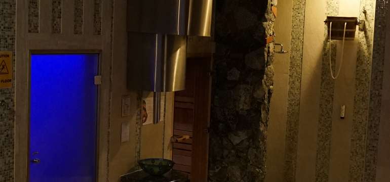 Ve wellness centru mají hosté k dispozici vířivku, finskou saunu, parní lázně, ledový vodopád a rela
