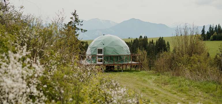 Glamping Liptov - zážitkové ubytovanie s výhľadmi na Kriváň priamo z postele