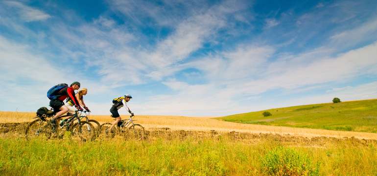 Společné rodinné chvíle na e-bicykli alebo e-kolobežke