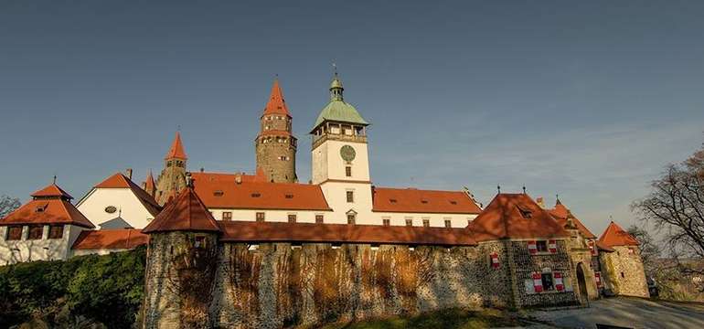 Hrad Bouzov je jedním z oblíbených výletních cílů z dobrého důvodu