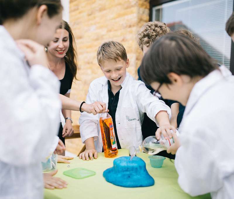 Pomocou hier sa aj tí najmenší naučia skupinovej spolupráci