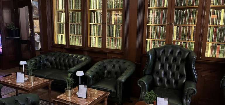 Exkluzívny anglický lobby bar s ponukou rumov, koňakov a celebritných vín