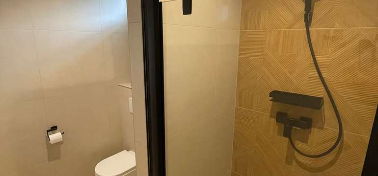Kúpeľňa so sprchovým kútom, umývadlom a toaletou, Villa Bocca, Nižná Bocca