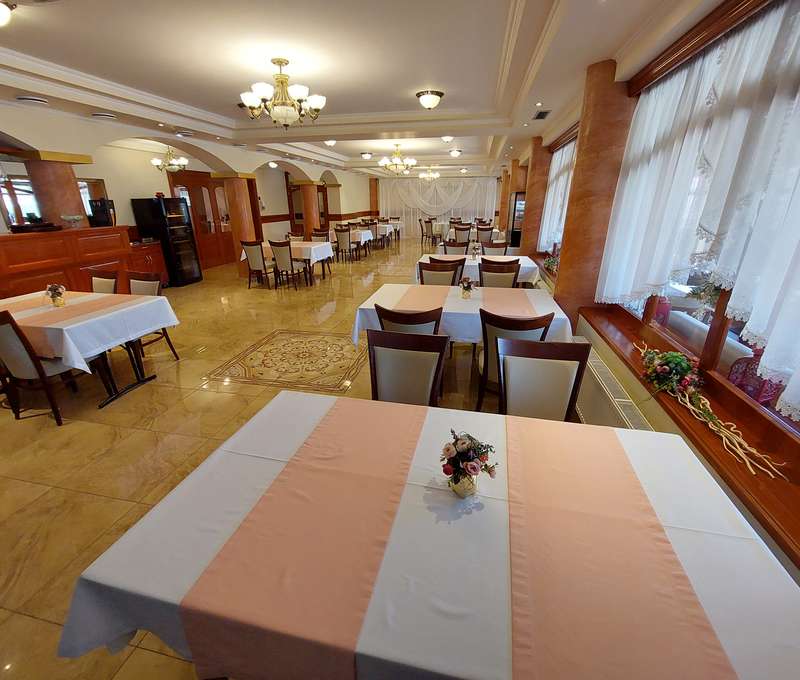À La Carte reštaurácia s kaviarňou a letnou terasou