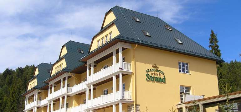 Grand Hotel Strand**** leží priamo v centre Kúpeľov Vyšné Ružbachy