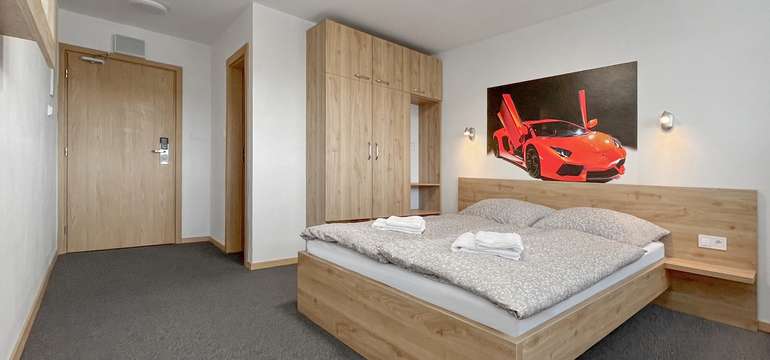 Možnosť ubytovania v tematickom hoteli Double Red Cars Hotel
