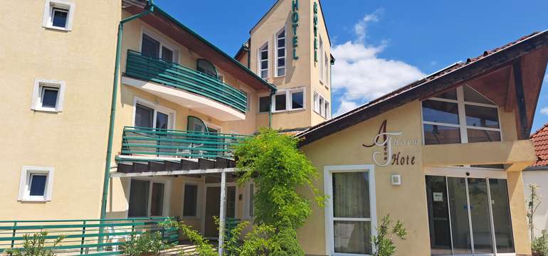 Hotel len 300 metrov od vchodu kúpeľov Zalakaros